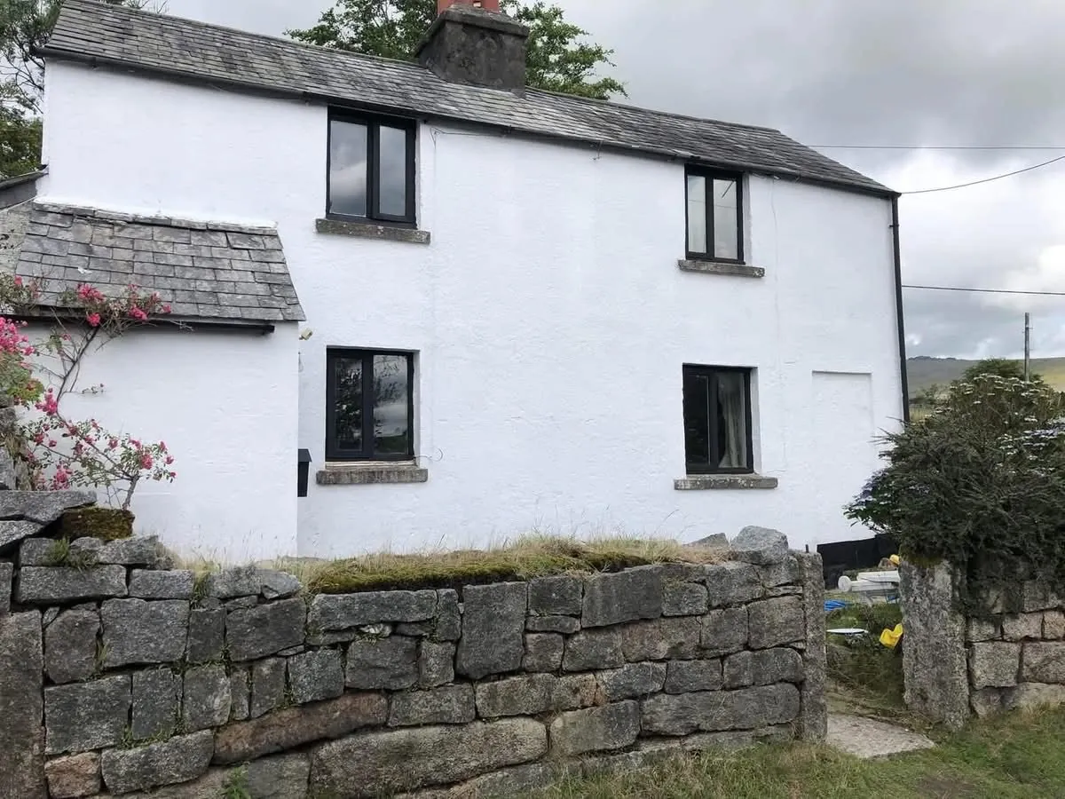 Render repair and exterior repaint of a cottage in Newton Abbot